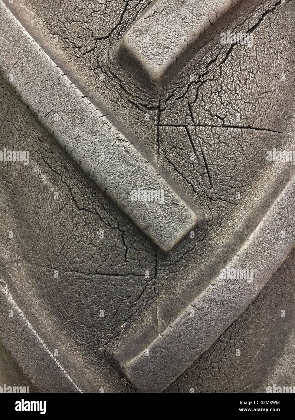 Gros plan plein cadre d'une énorme bande de roulement des pneus en caoutchouc du tracteur. Banque D'Images