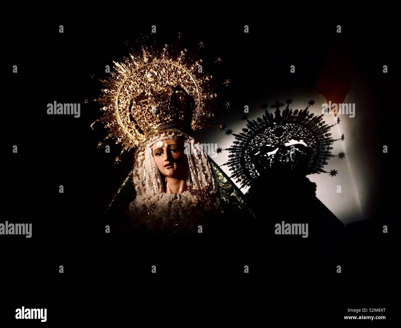 Une image de la Vierge Marie (Virgen de la Esperanza)s'affiche dans l'église de Prado del Rey, Cadix, Andalousie, Espagne - Image de stock capturée avec un smartphone