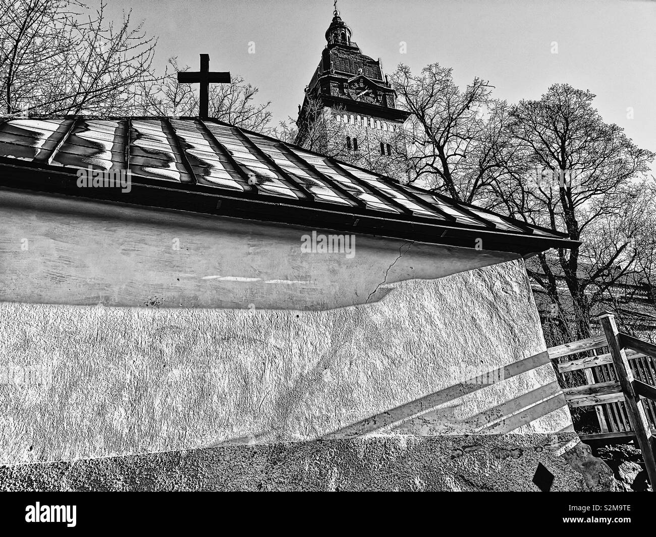 Cross et de glace sur le toit de la cathédrale de Strängnäs, Sodermanland County, Suède, Scandinavie Banque D'Images