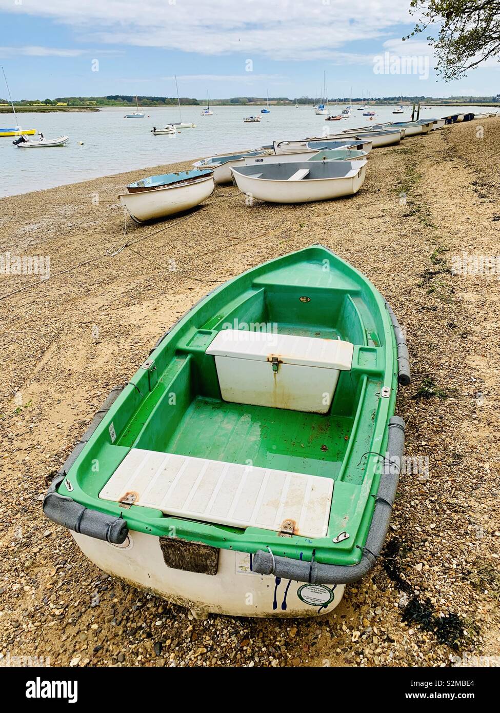Martlesham, Suffolk, UK - 26 Avril 2019 : vert vif voile sur le bord de la rivière Deben. - Image de stock capturée avec un smartphone