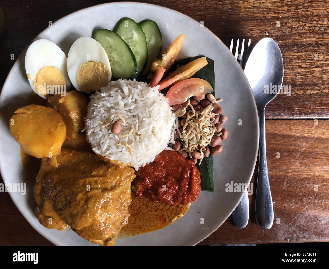 Coup de frais généraux Nasi lemak traditionnelle malaisienne - Image de stock capturée avec un smartphone