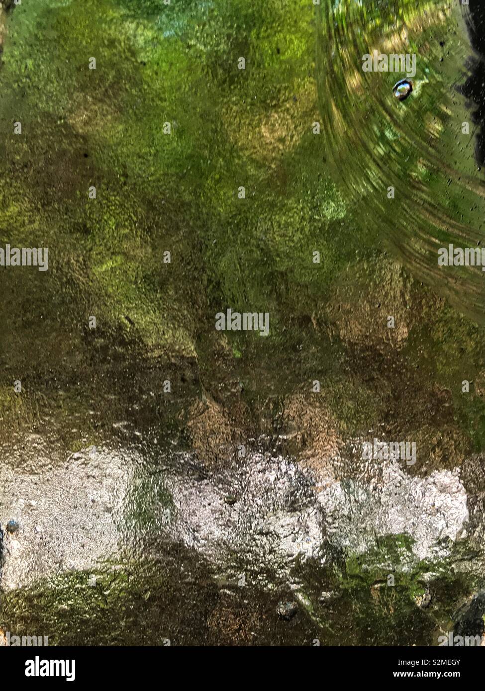 Couleurs vives de décoration vert et blanc en verre translucide texturé avec un motif abstrait aléatoire. - Image de stock capturée avec un smartphone
