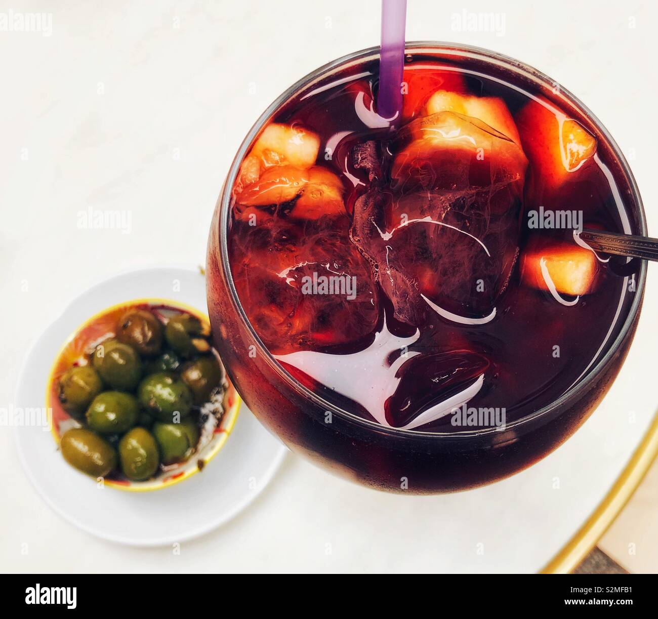 Bol d'olives à côté d'un verre de sangria Photo Stock - Alamy