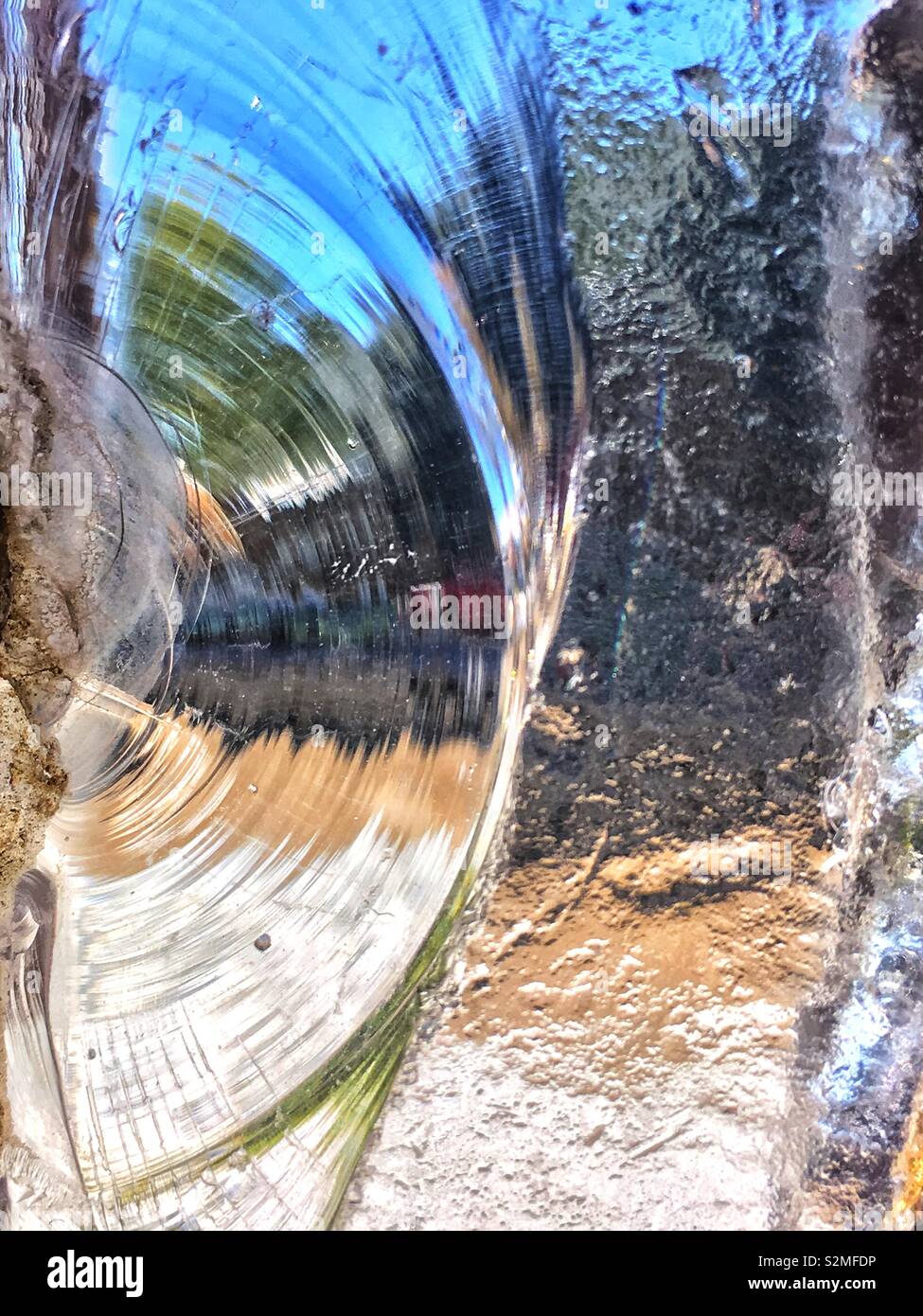 Claire décoratifs en verre translucide texturé avec un motif abstrait aléatoire. Banque D'Images