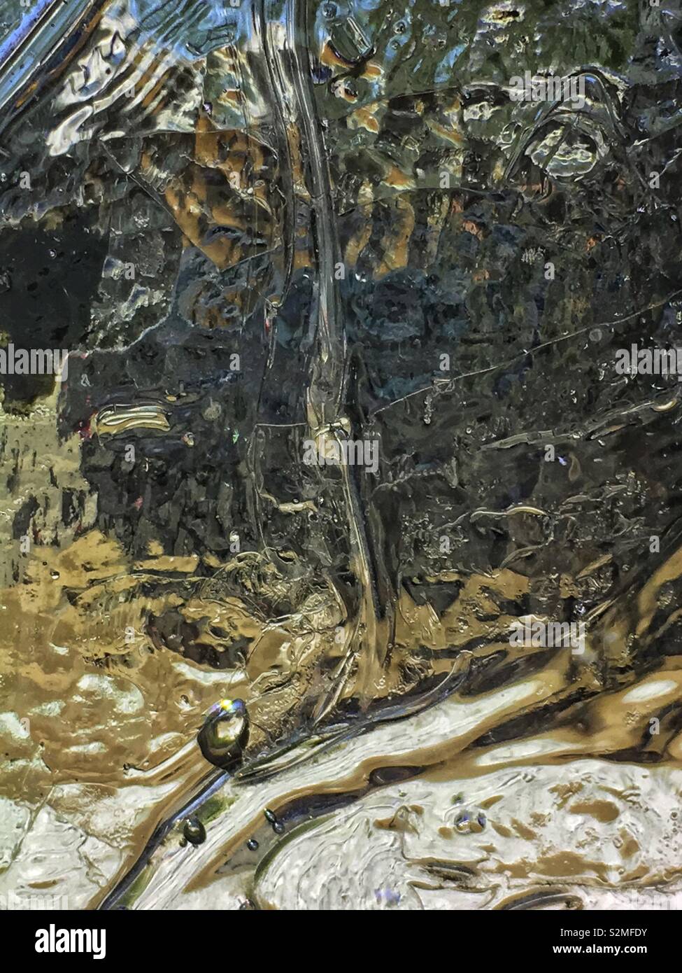 Claire décoratifs en verre translucide texturé avec un motif abstrait aléatoire. Banque D'Images