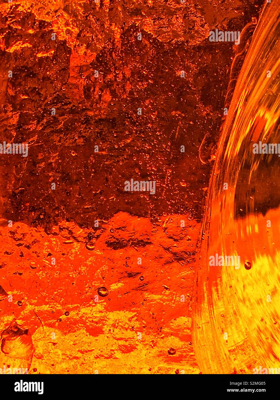 Colorés décoratifs colorés rouge et orange en verre translucide texturé avec un motif abstrait aléatoire. - Image de stock capturée avec un smartphone