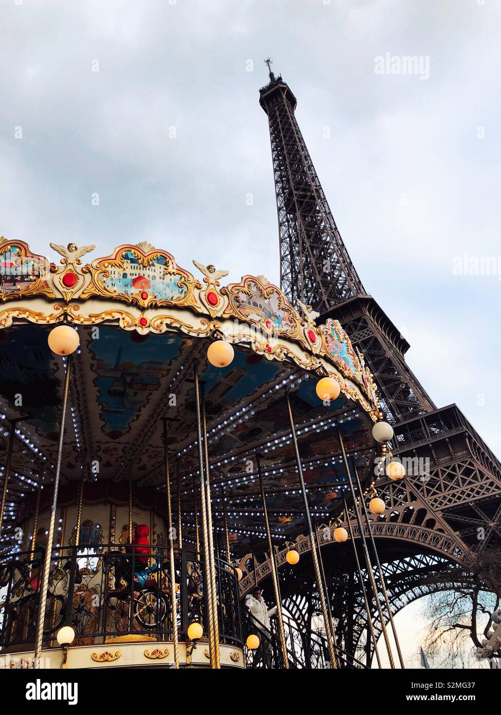 Carrousel et Tour Eiffel Banque D'Images