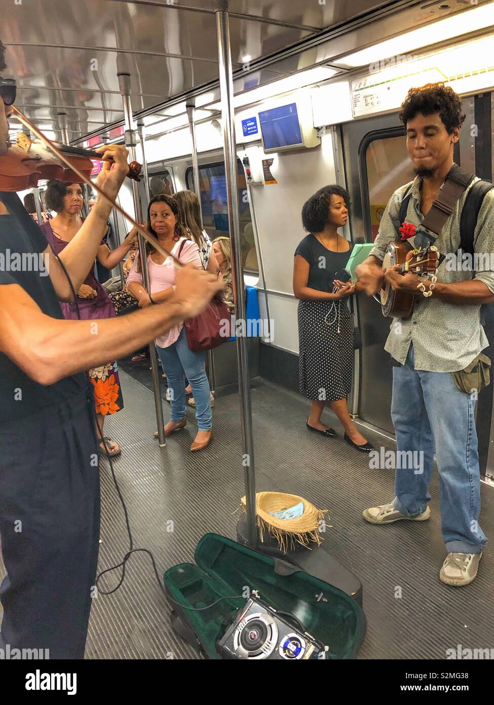 Des musiciens de rue à Rio de Janeiro metro train. Banque D'Images