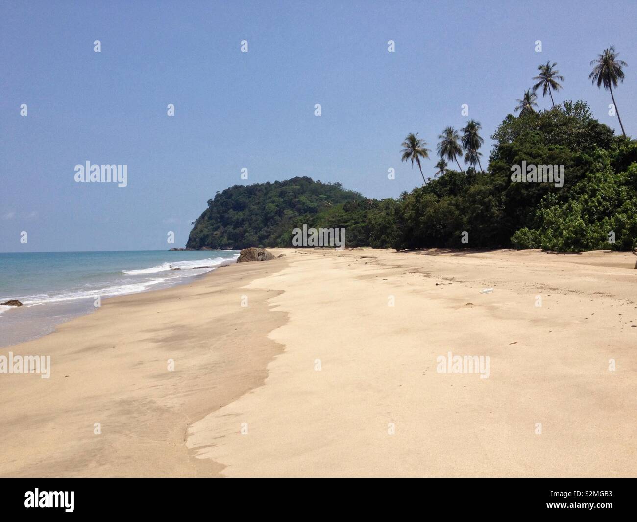 Plage de sable reculée déserte, parc national de Tanjung Datu, Sarawak, Bornéo, Malaisie, Asie - Image de stock capturée avec un smartphone