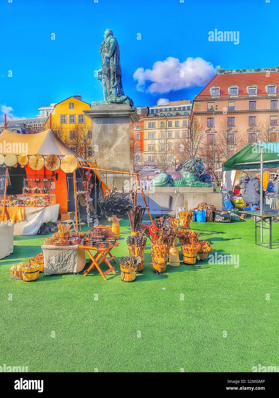 Souvenirs de Viking avec marché statue du roi Charles XIII par Gustaf Gothe, Kungstradgarden, Stockholm, Suède, Scandinavie Banque D'Images