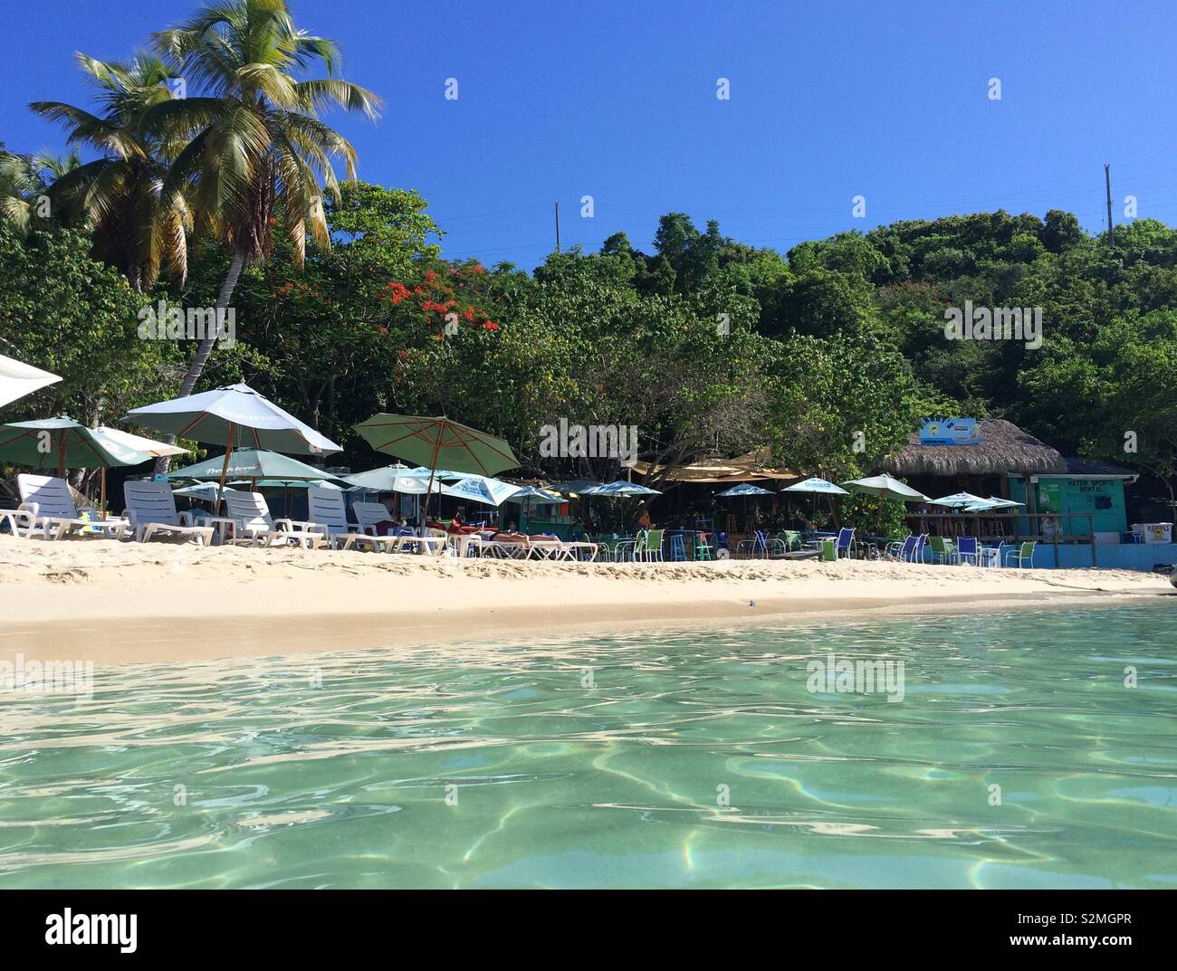 Vue de la plage de miel et terne's Beach Bar sur l'eau, au large de Saint Thomas dans les îles Vierges américaines. - Image de stock capturée avec un smartphone