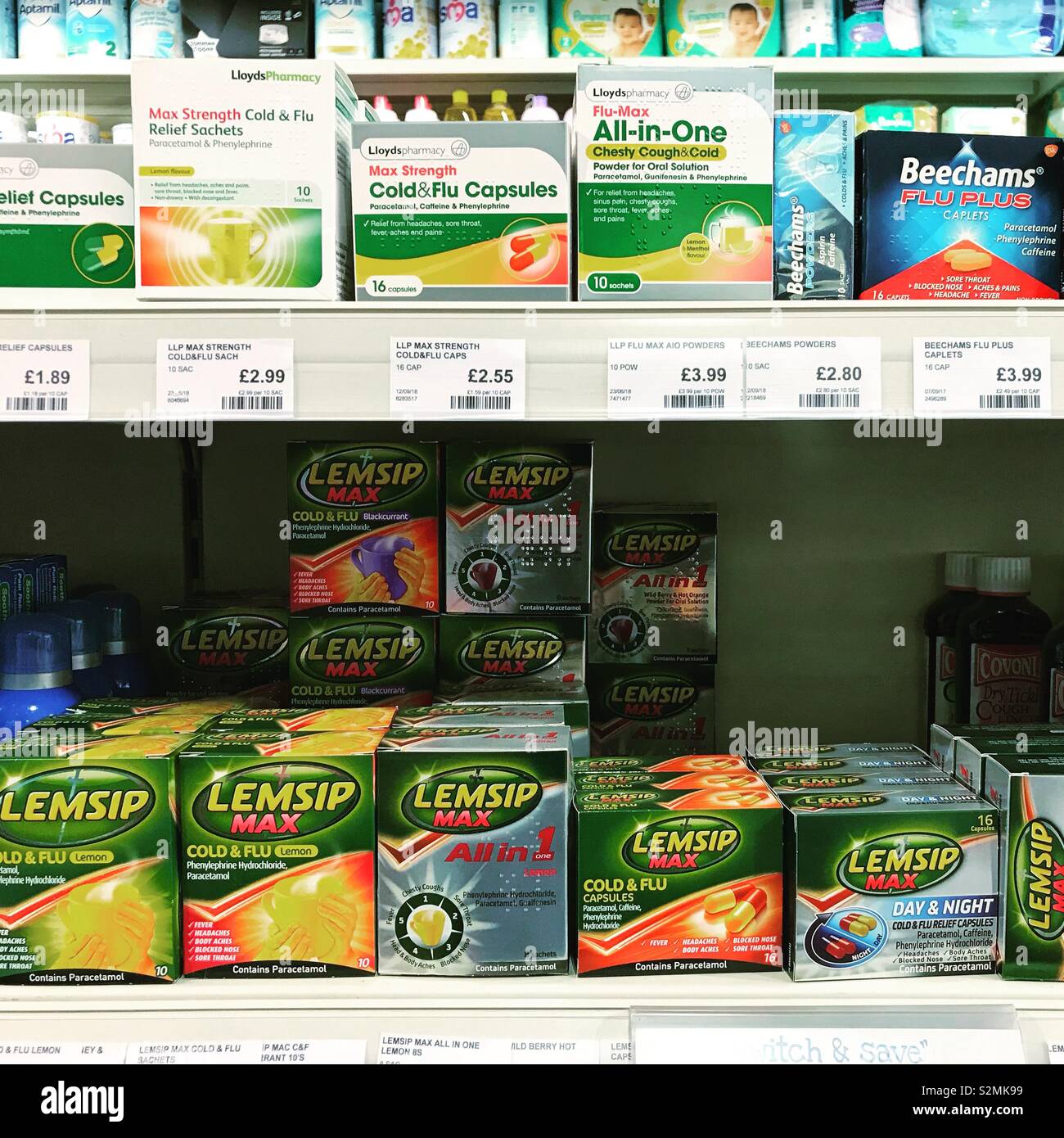 Médicaments contre le rhume et la grippe en vente dans une pharmacie. Banque D'Images