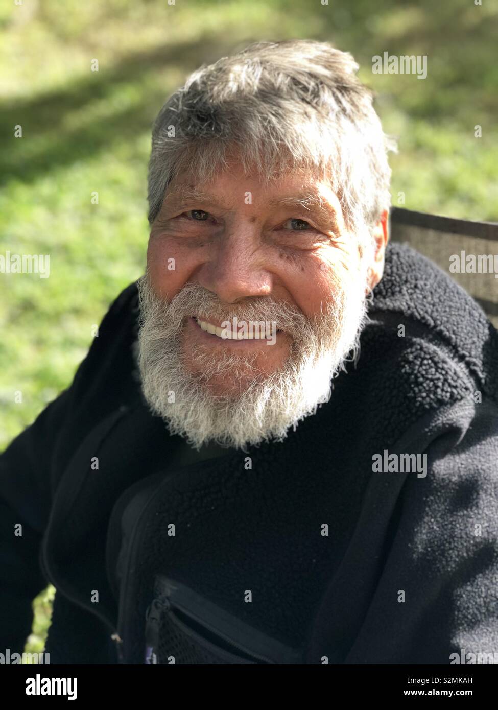 Représentant aîné 86 ans dans son jardin. Une bonne hygiène de vie lui a permis de jeune ! Banque D'Images