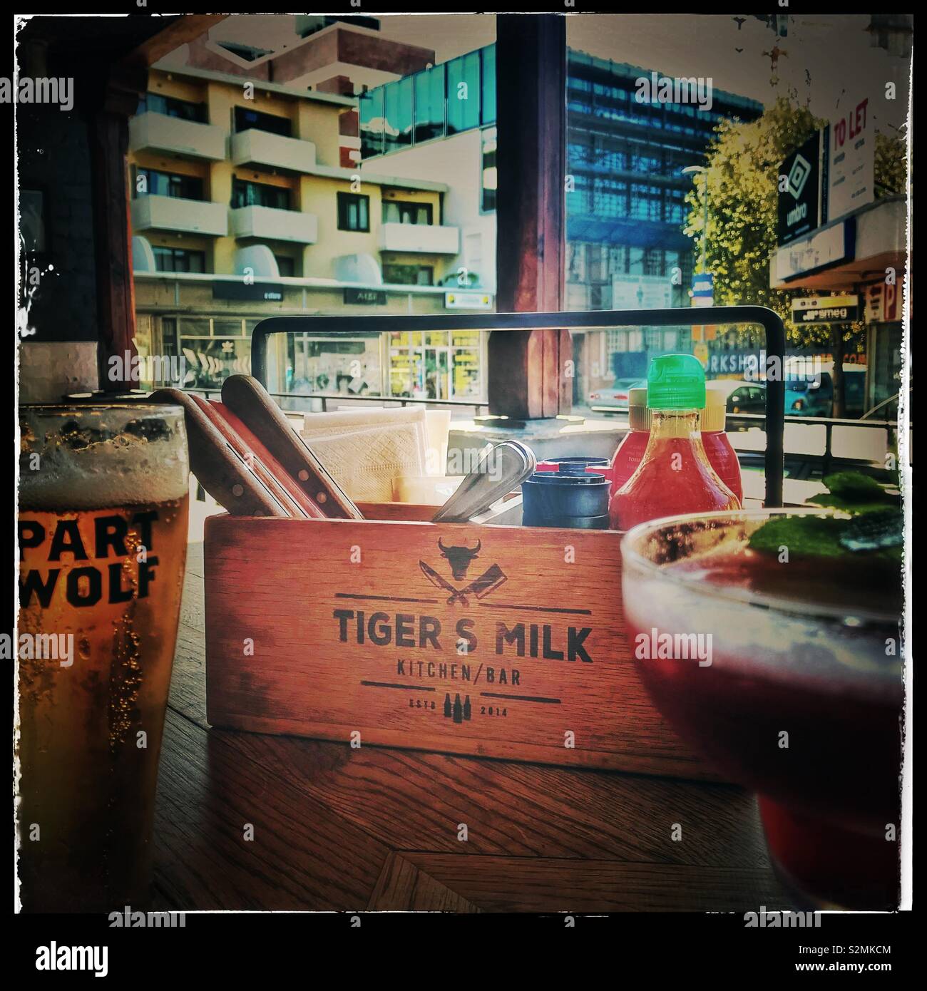 Des boissons sur table au lait de tigre, Kloof Street, Cape Town, Afrique du Sud. - Image de stock capturée avec un smartphone