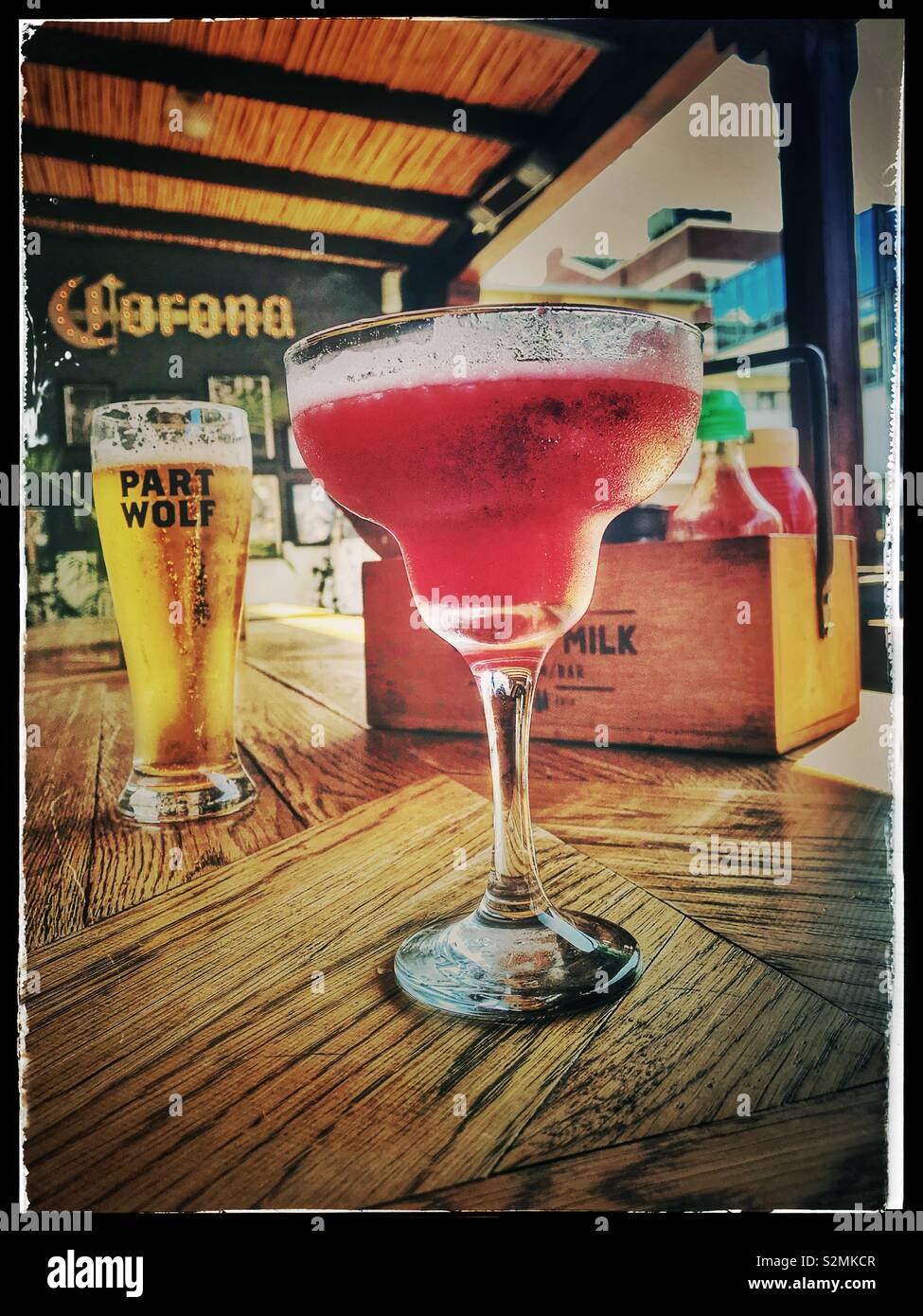 Strawberry Daiquiri et partie awolf bière sur table au lait de tigre, Kloof Street, Cape Town, Afrique du Sud. Banque D'Images