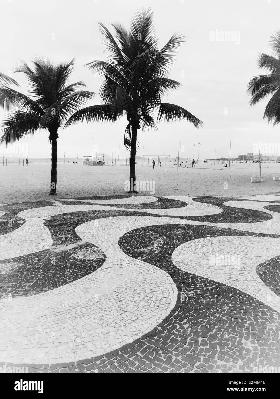 La plage de Copacabana en noir et blanc. - Image de stock capturée avec un smartphone