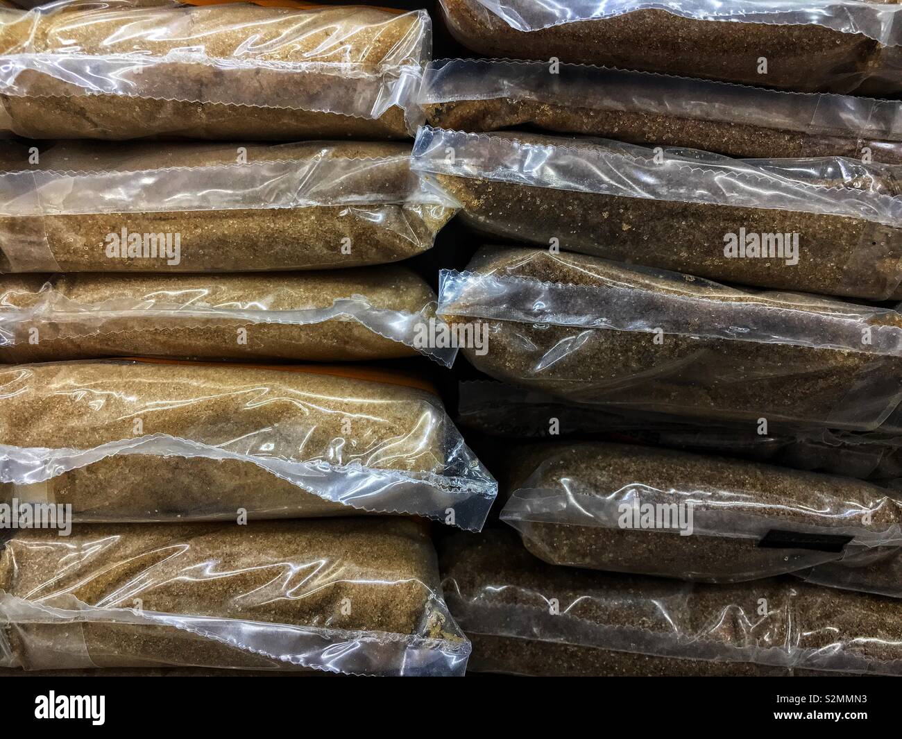 Pile de sucre brun et frais emballé et disponibles à la vente à la marché du terroir. - Image de stock capturée avec un smartphone