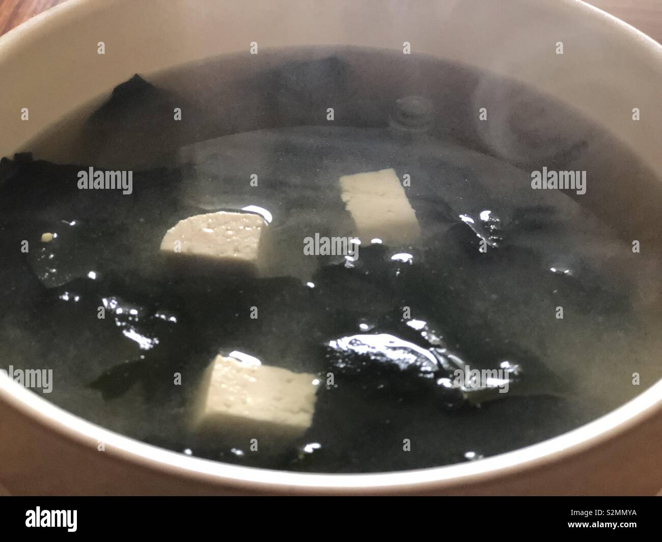La soupe miso fait maison dans un bol fumant. Banque D'Images