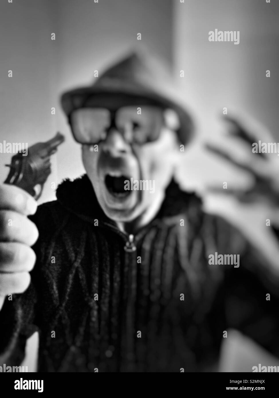 Pistolet en plastique avec l'homme éjacule sur l'eau jouet lunettes - Image de stock capturée avec un smartphone