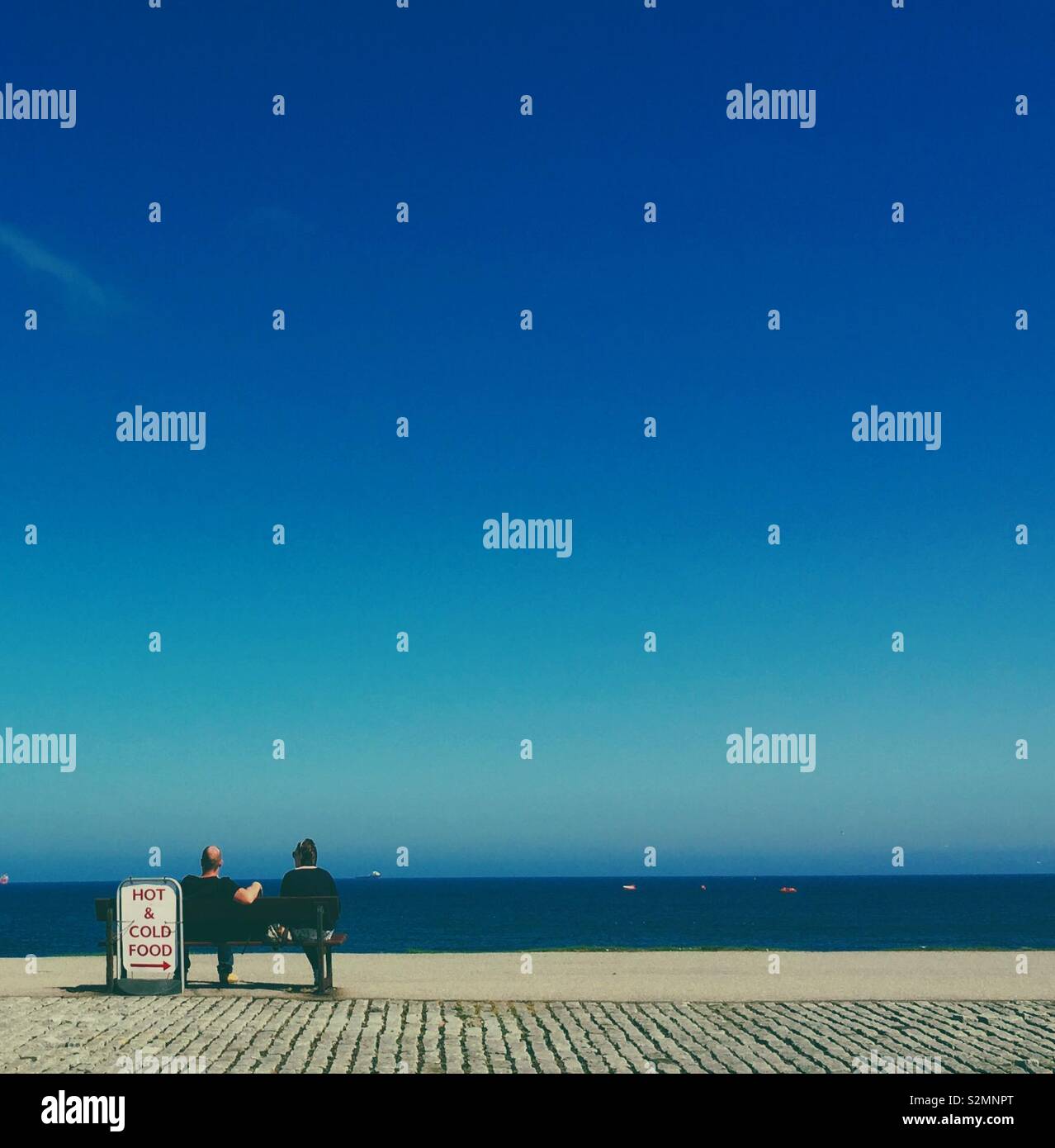 Couple sur la plage de l'été 2017,relaxant Banque D'Images