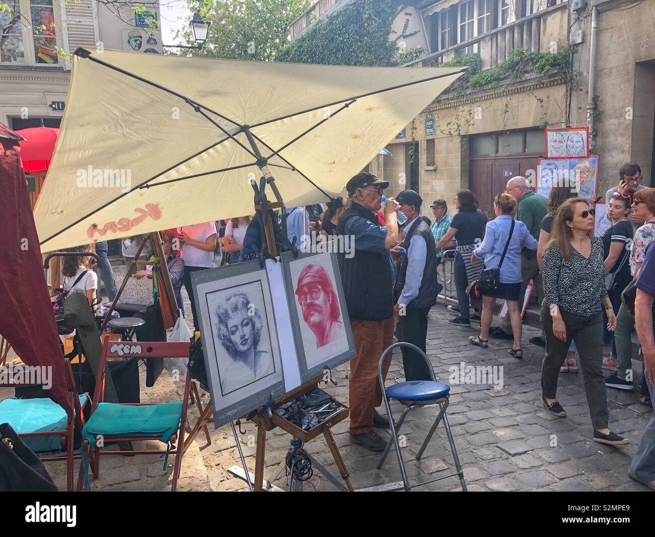 La place de l'art Montmartre avec les touristes et amateurs d'art, Paris France Banque D'Images