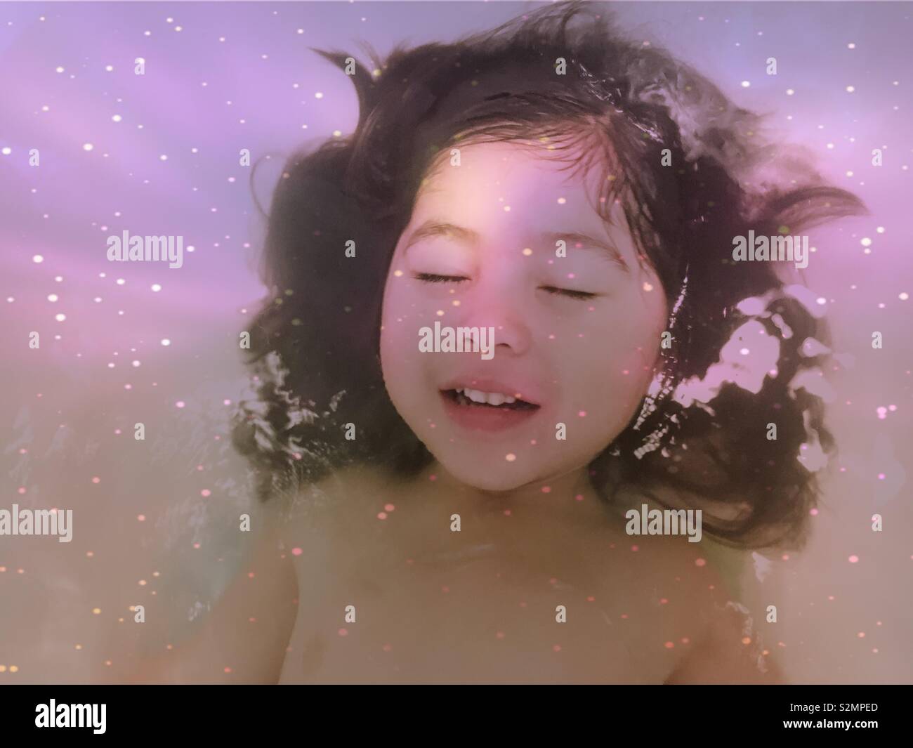 Jeune et mignon (multi-ethnique vietnamienne/portrait/Punjabi) fille à rêver de l'univers. Banque D'Images