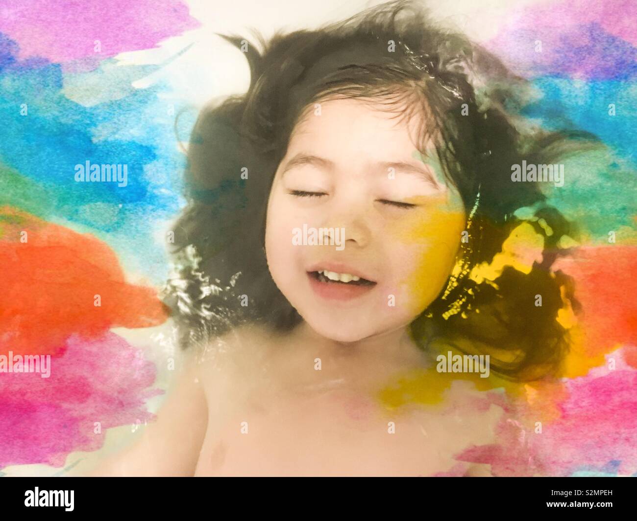 Mignon et jeune multi-ethnique (vietnamienne/portrait/Punjabi) fille à rêver de couleurs de l'eau. Banque D'Images