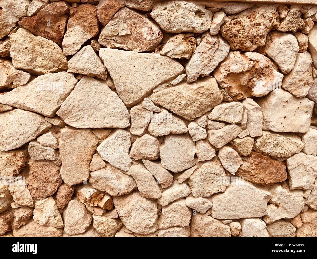 Mur de pierre beige rougeâtre sur Menorca Banque D'Images