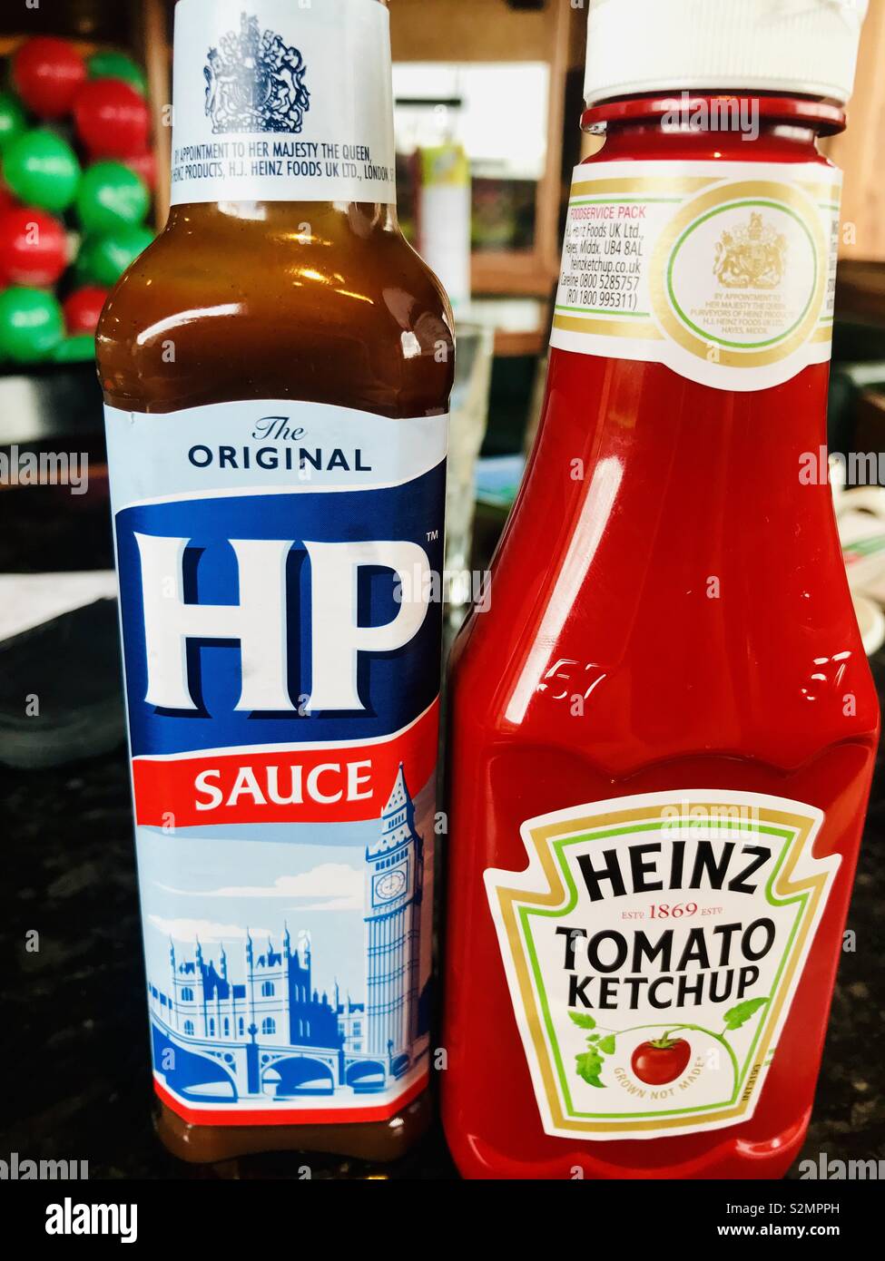 Vue rapprochée de HP sauce brune et Heinz Tomato ketchup Banque D'Images