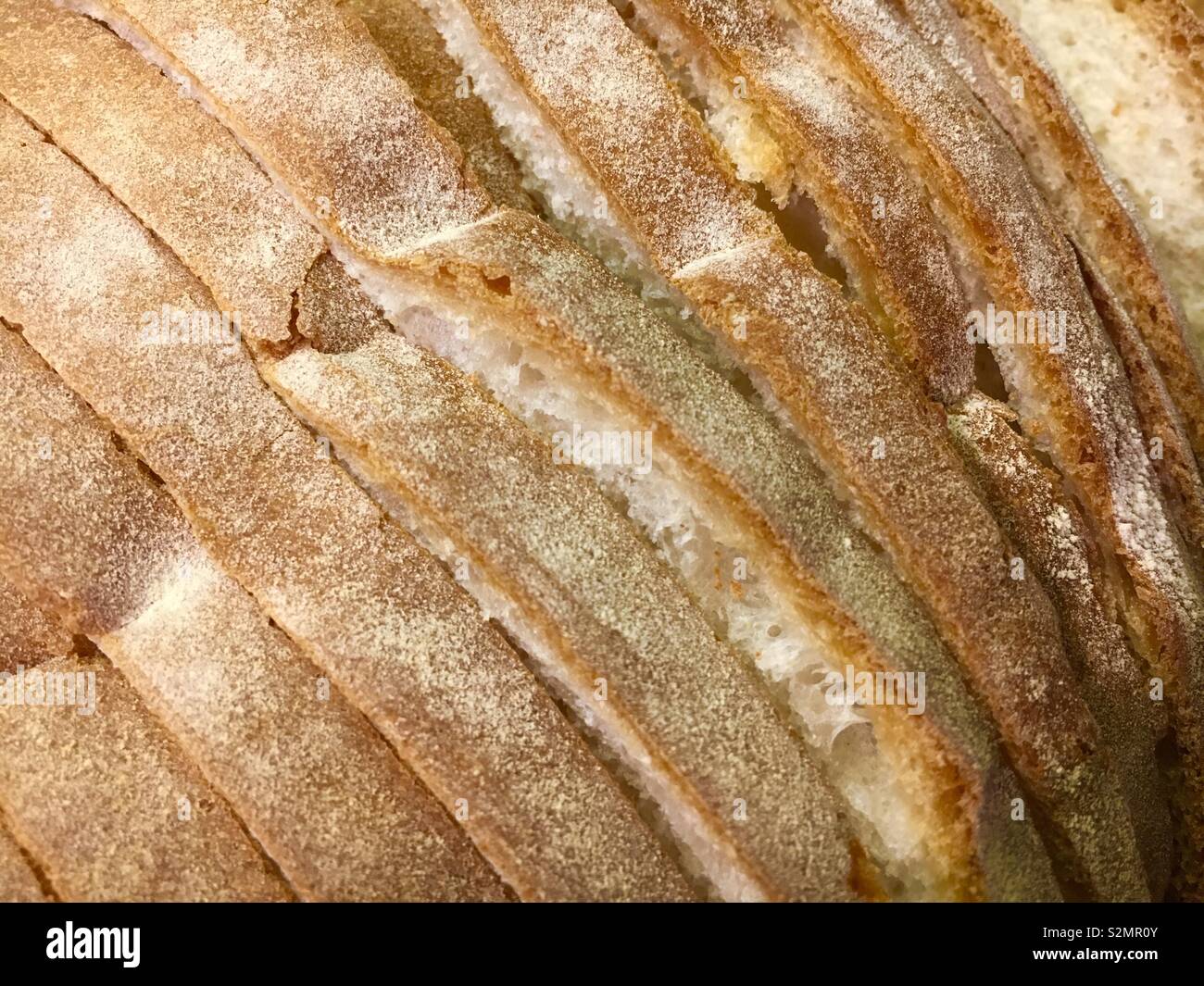 Tranches de pain fraîchement cuit au four Banque D'Images