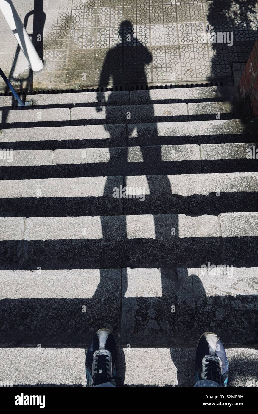 Silhouette d'ombre de l'homme dans l'escalier Photo Stock - Alamy