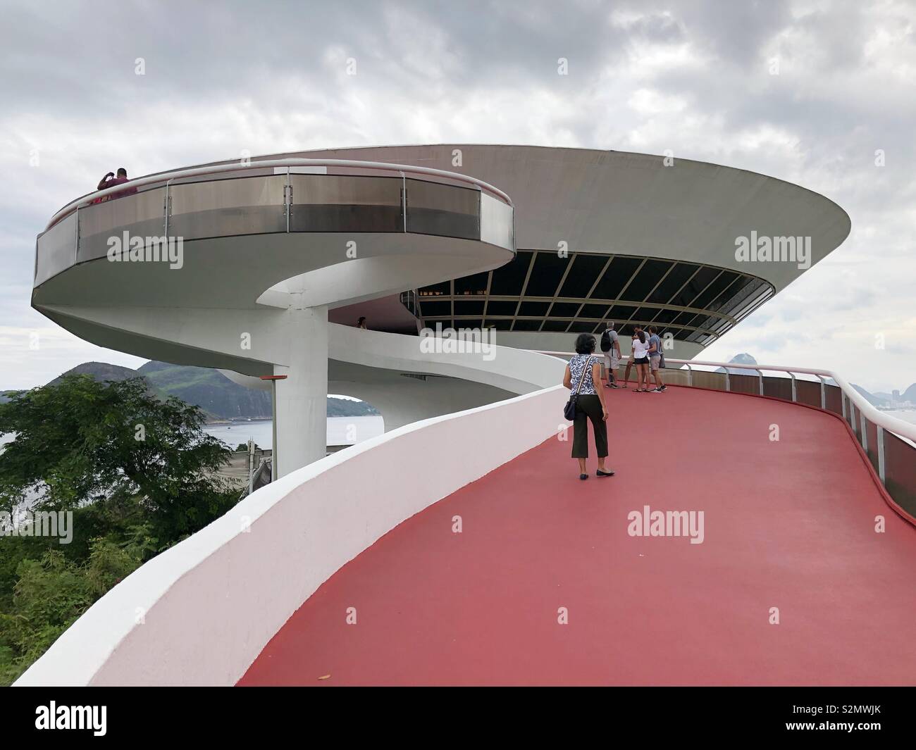 Allée menant à l'entrée du Musée d'Art Moderne de Niteroi, Brésil. - Image de stock capturée avec un smartphone