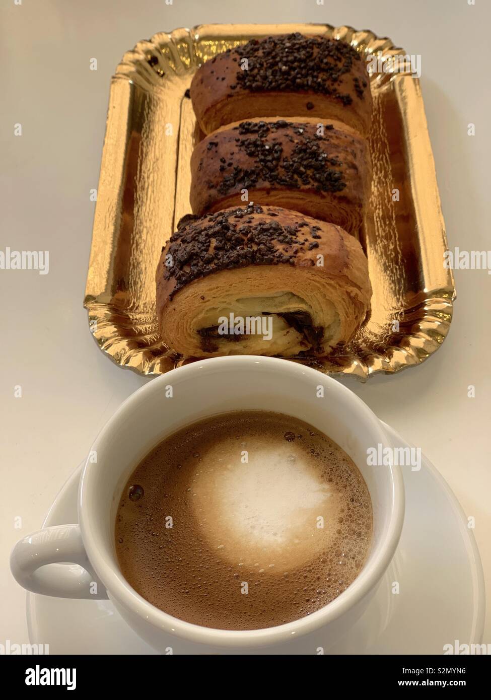 Petit-déjeuner copieux composé de pâtisseries au chocolat Banque D'Images