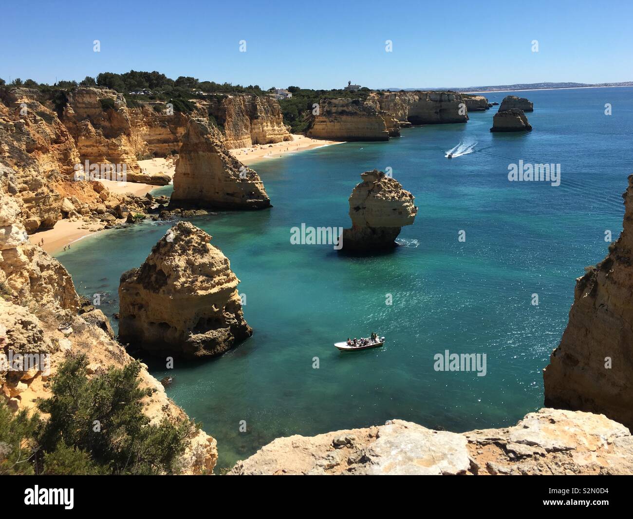 Sur la plage de Marinha, littoral de l'Algarve au Portugal. Banque D'Images