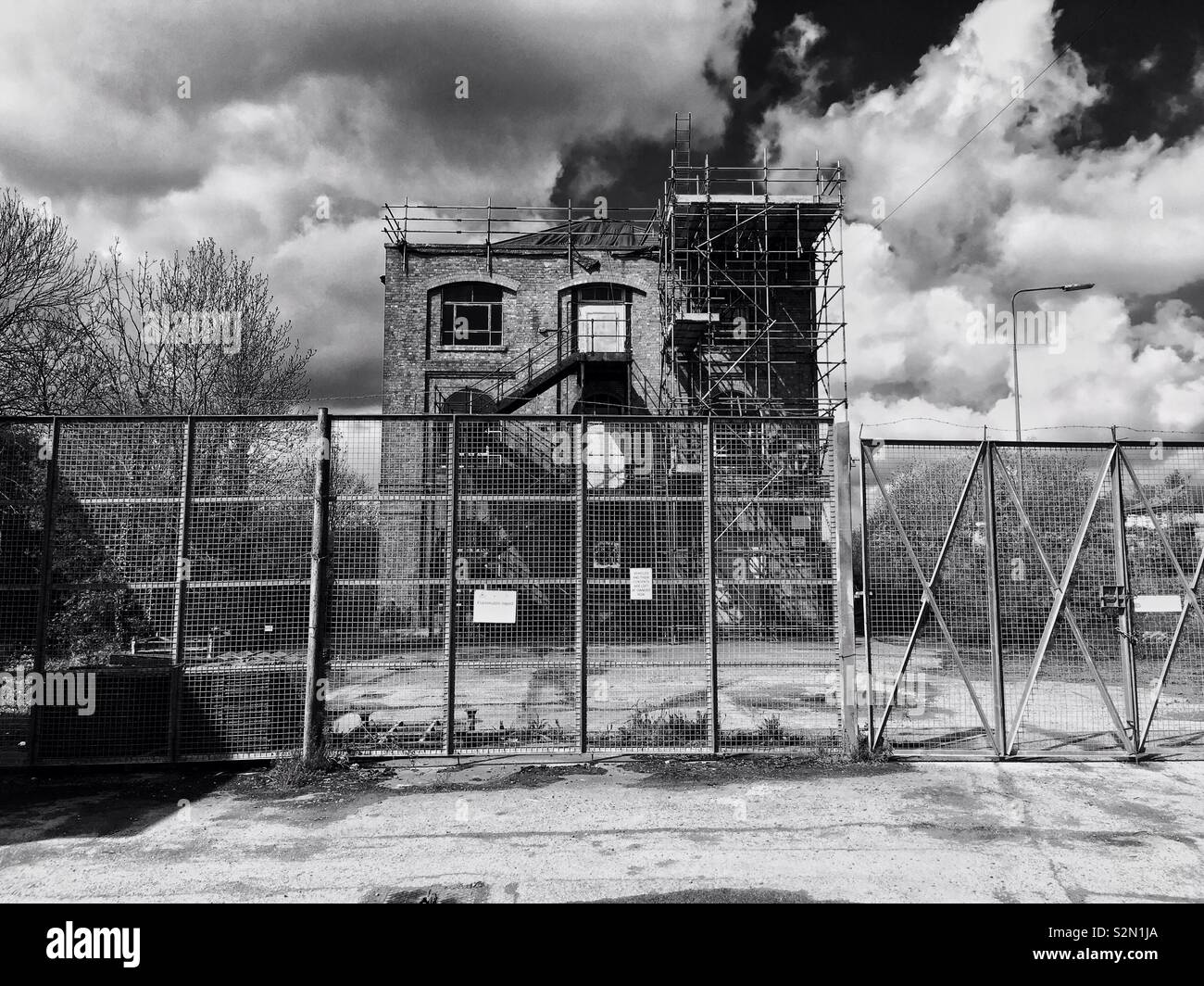 Ancien entrepôt abandonné avec des barrières de sécurité à l'avant, Weedon Depot, Northamptonshire, Angleterre Banque D'Images