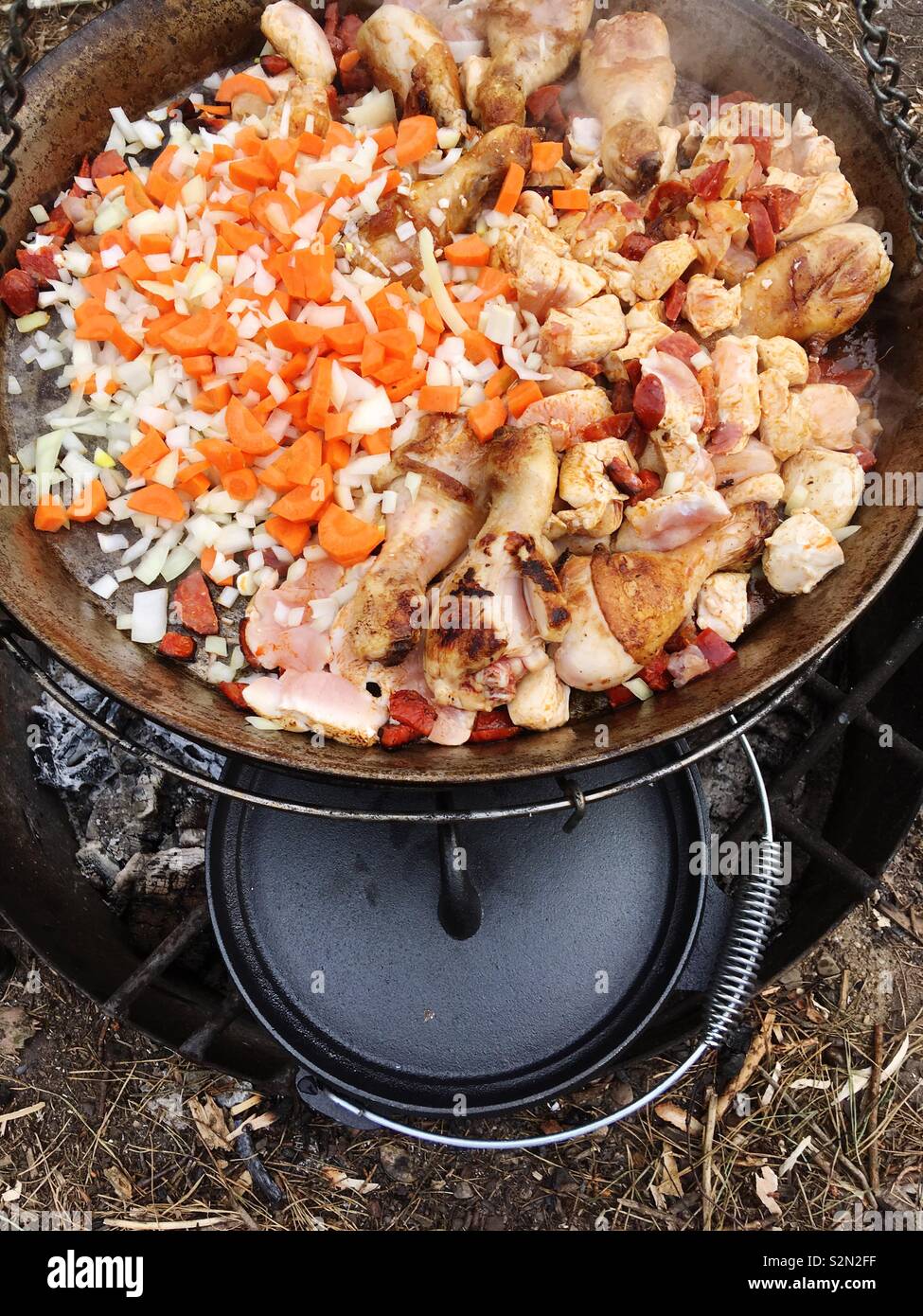 Faire un feu de camp sur la paella Banque D'Images