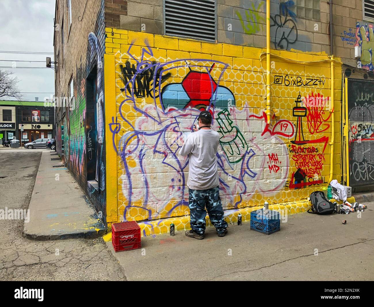 Un graffiti artiste à l'œuvre dans le centre-ville de Toronto, Canada - Image de stock capturée avec un smartphone