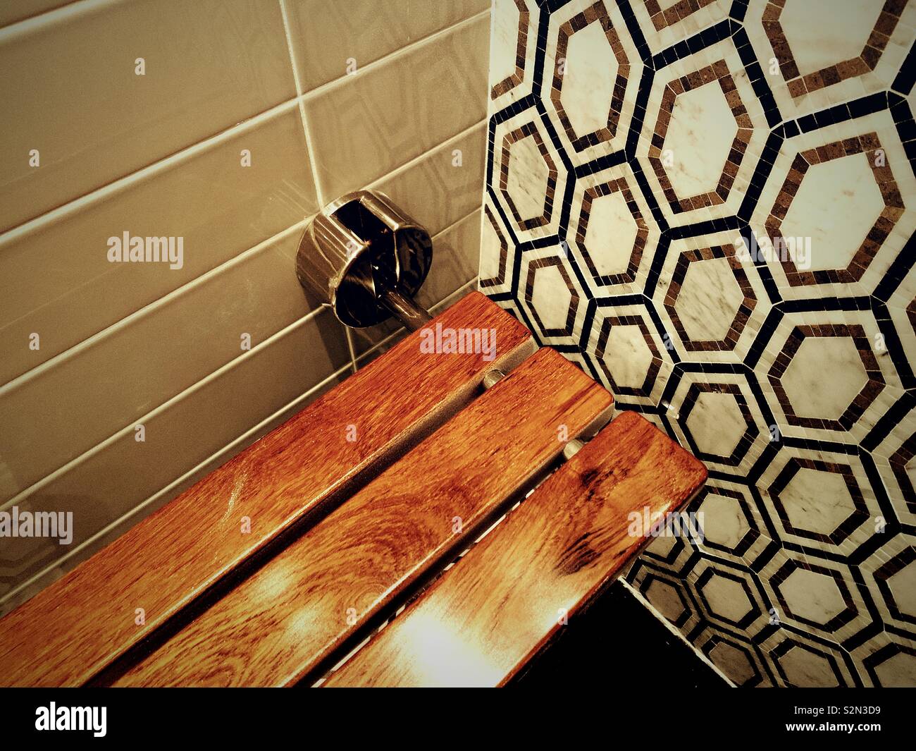 Douche avec banc en bois banc rabattable et métro carreau et mosaïque des  murs à motifs Photo Stock - Alamy