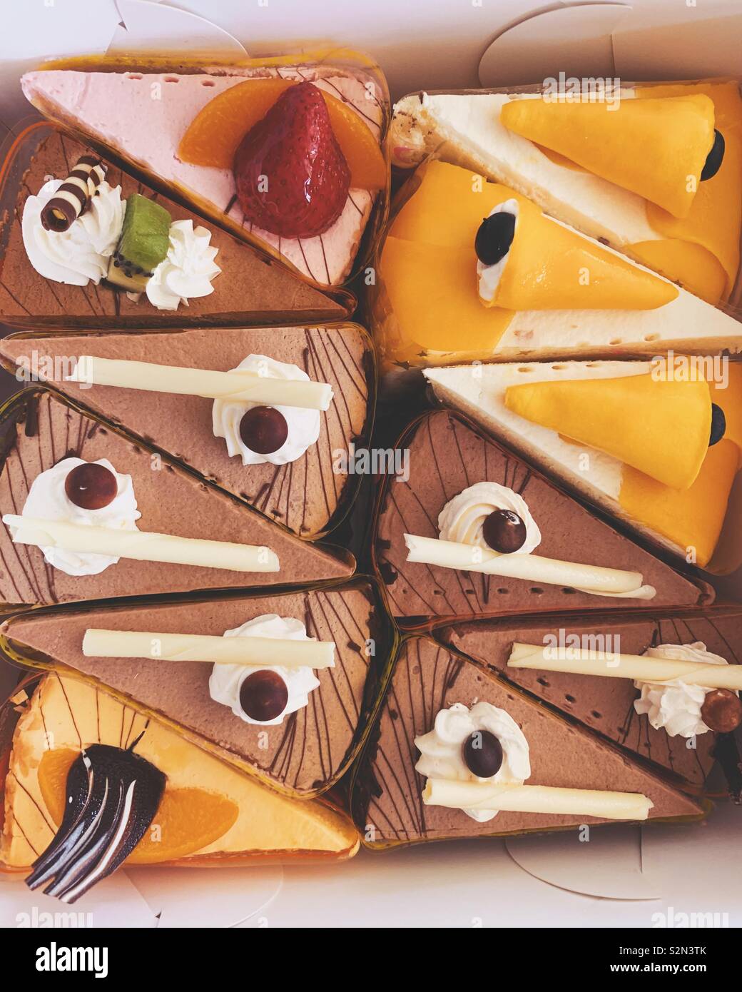 Assortiment De Tranches De Gateau Dans Une Boite Photo Stock Alamy