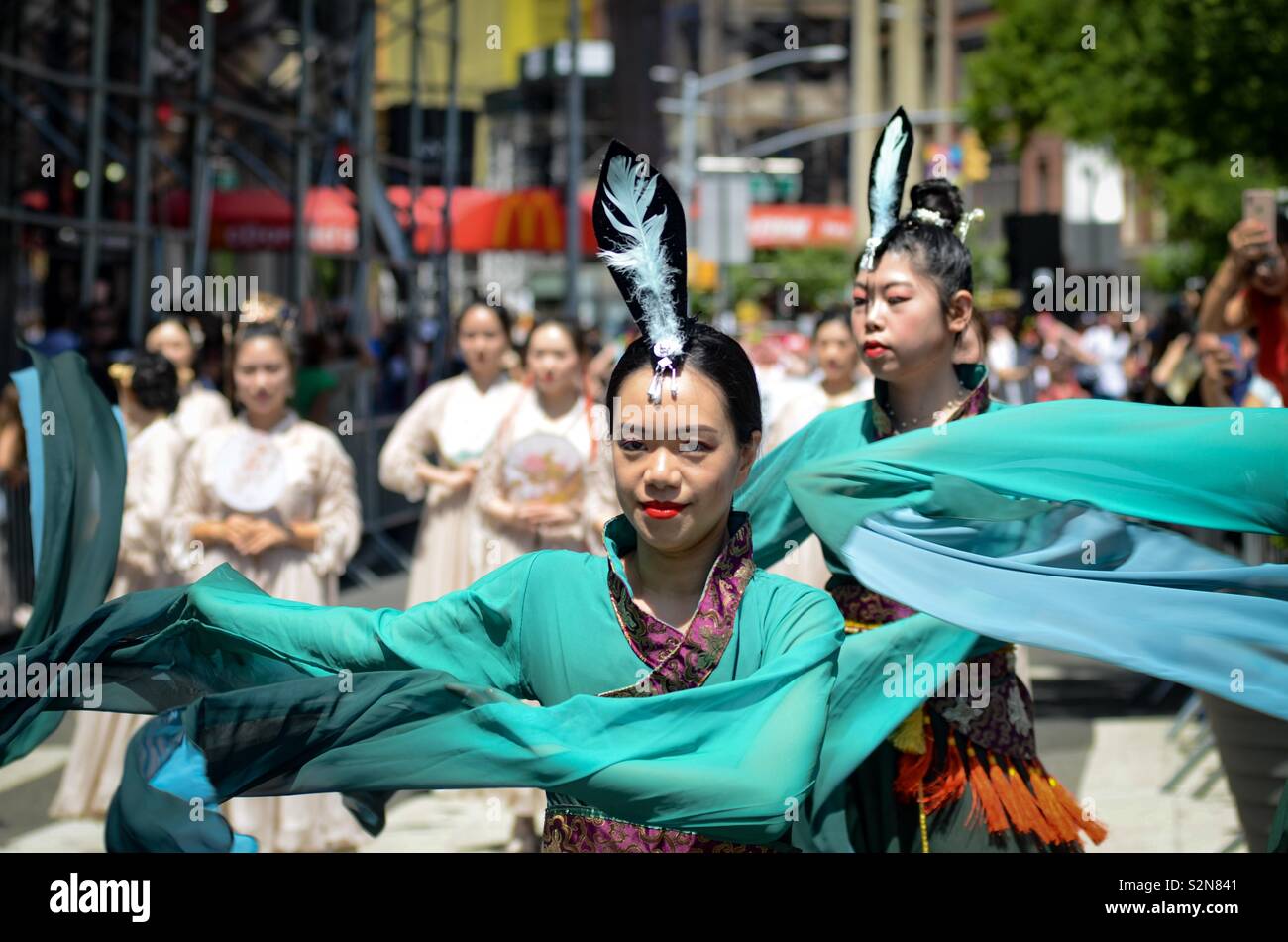 Des milliers de personnes ont participé à la parade de danse annuel sur Madison, Broadway, à New York le 18 mai 2019. Banque D'Images