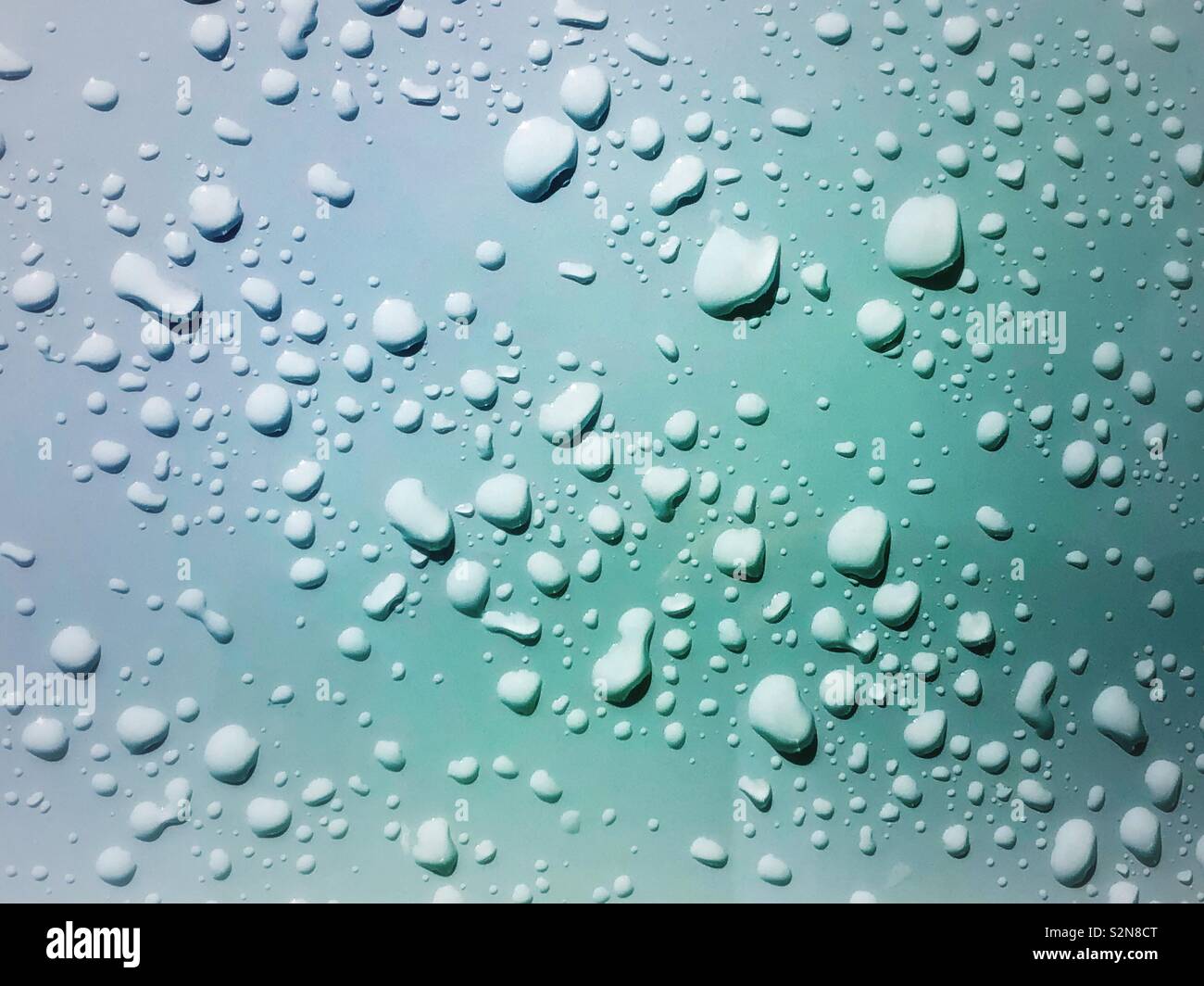 Gouttes de pluie sur la surface de métal Banque D'Images