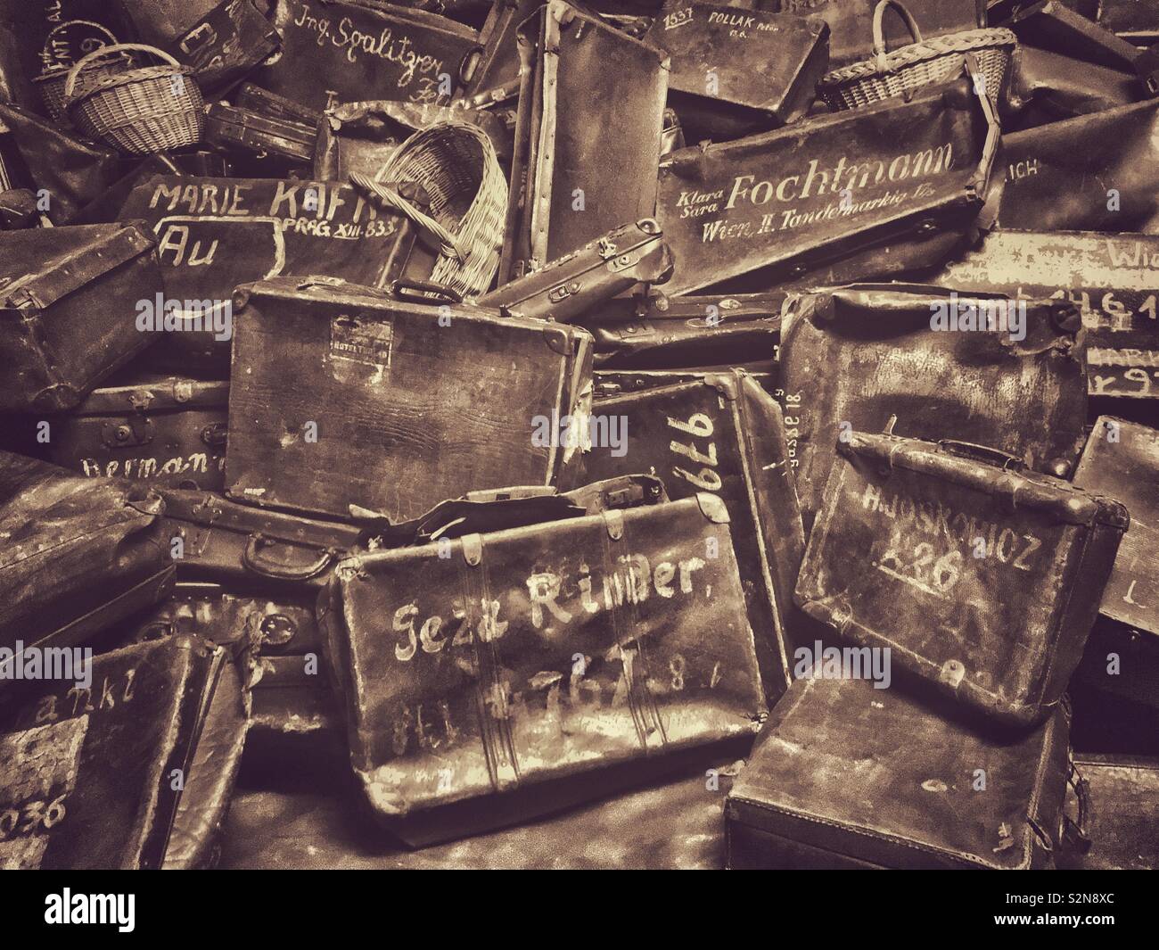 Un affichage de la plupart des valises confisquées du peuple juif au camp de concentration Nazi Auschwitz à Oświęcim (Oswiecim), Pologne. Maintenant un musée mémorial & UNESCO World Heritage Site. © COLIN HOSKINS. - Image de stock capturée avec un smartphone