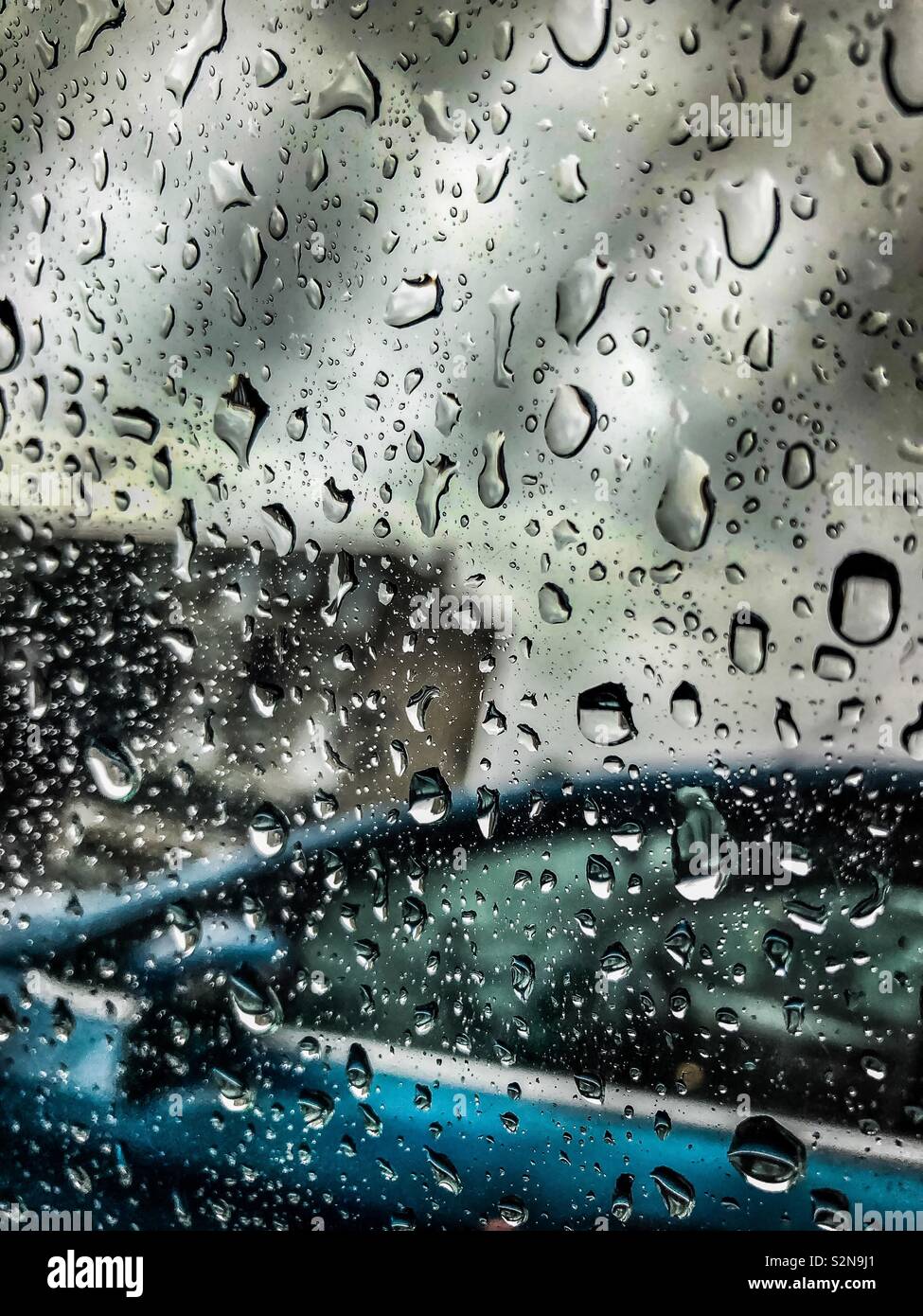 Gouttes De Pluie Qui Tombe Sur Ma Fenetre De Voiture Photo Stock Alamy Gouttes De Pluie Qui Tombe Sur Ma Fenetre De Voiture Photo Stock Alamy