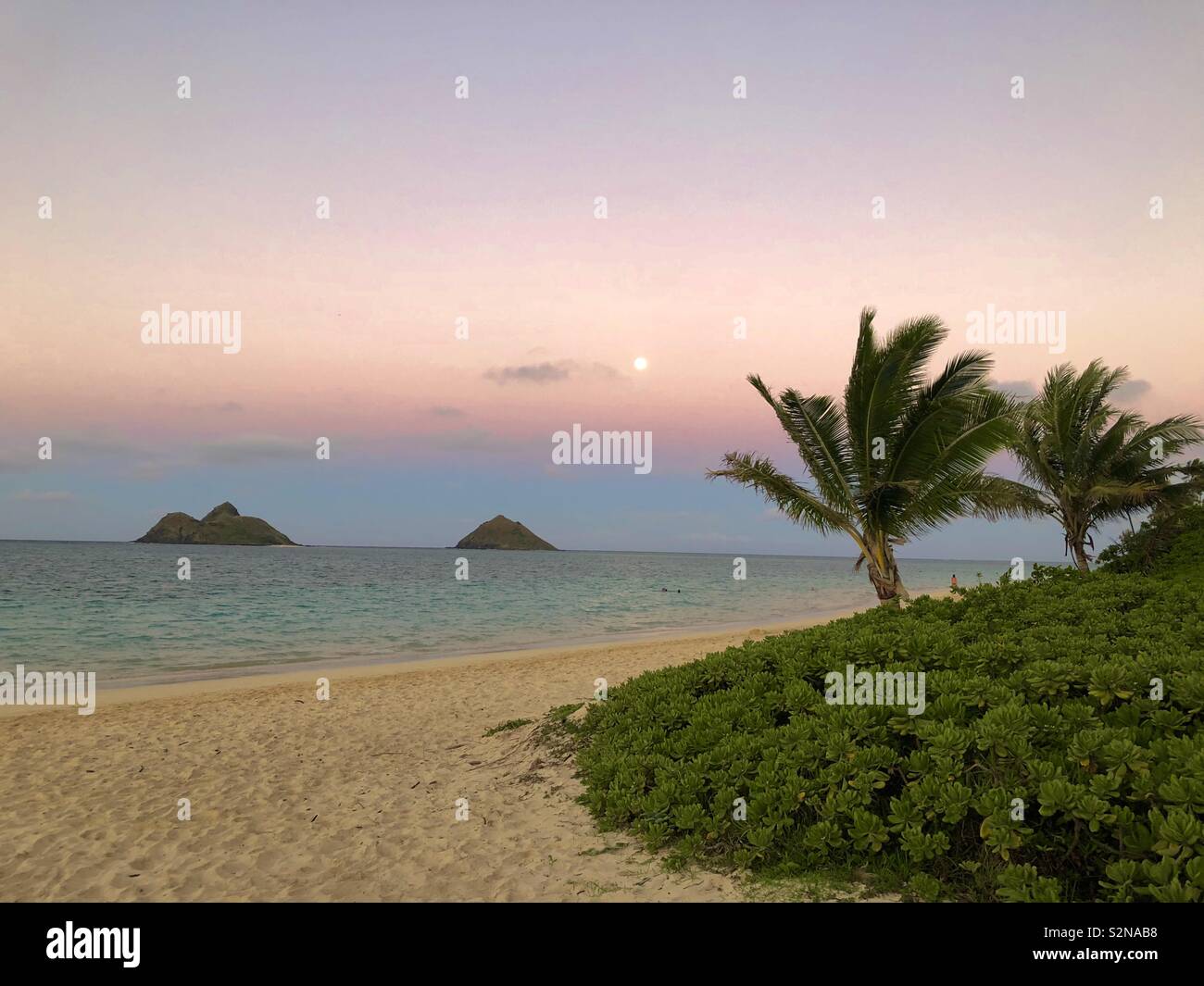 Ka'ohao, anciennement connu sous le nom de Lanikai beach, sur un soir de pleine lune. Banque D'Images