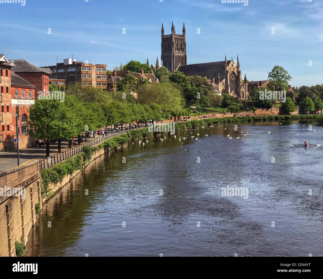 Fleuve Severn et cathédrale de Worcester sur une journée de printemps ensoleillée. Worcestershire, Royaume-Uni. Banque D'Images