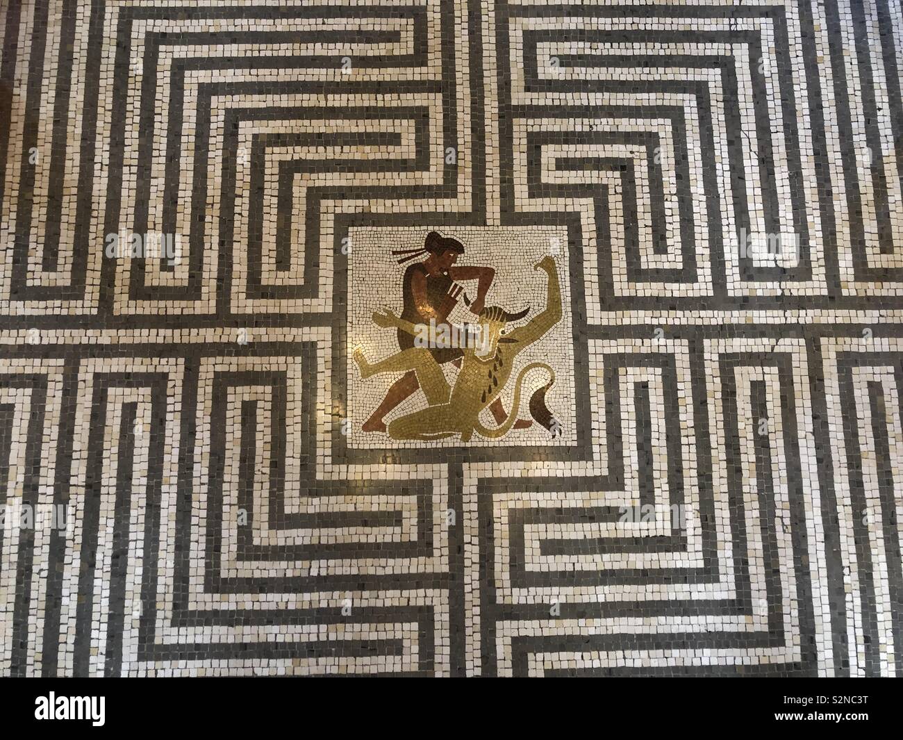 Belle mosaïque dans la Villa Kerylos Beaulieu-sur-Mer Cap Ferrat montrant le mythe grec de Thésée et le minotaure et Thésée tue le minotaure au centre du labyrinthe. Banque D'Images
