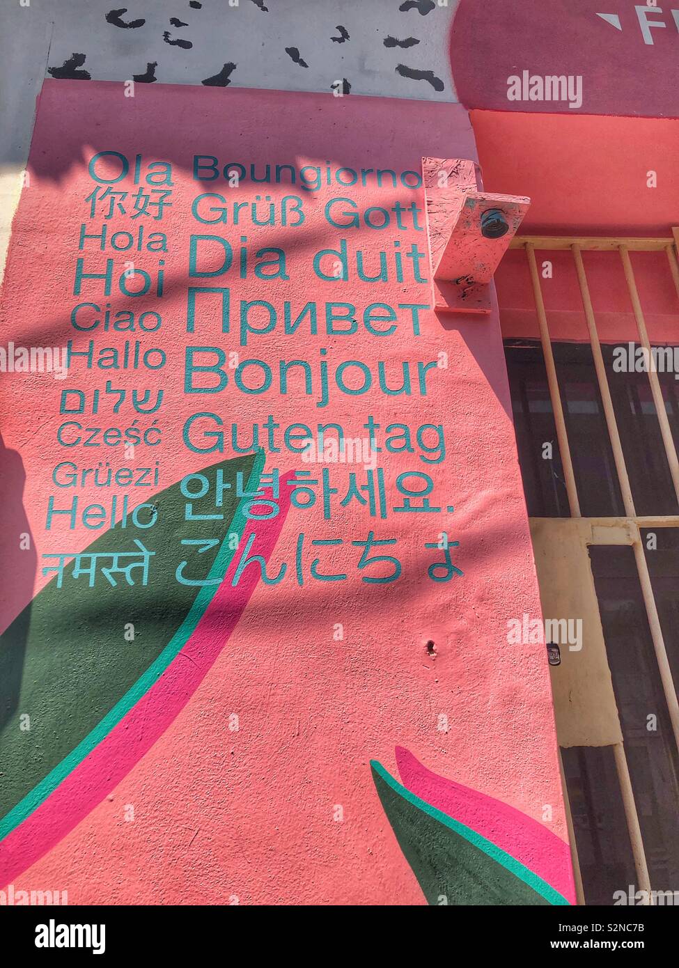 Bonjour écrit en différentes langues sur l'extérieur de la paroi d'un immeuble à Santa Marta, Colombie. - Image de stock capturée avec un smartphone