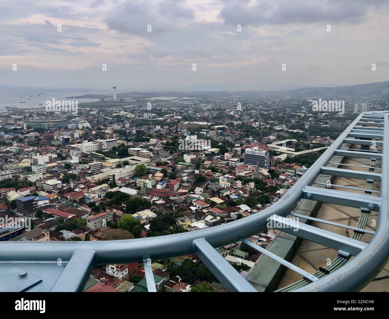 Le rail d'edge coaster à 38étage d'un hôtel à Cebu City Banque D'Images