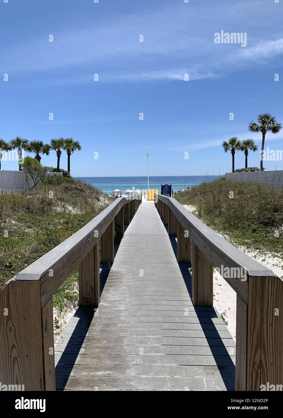 Pont avec vue sur le golfe du Mexique, les palmiers, l'eau et de ciel bleu, en Floride Banque D'Images