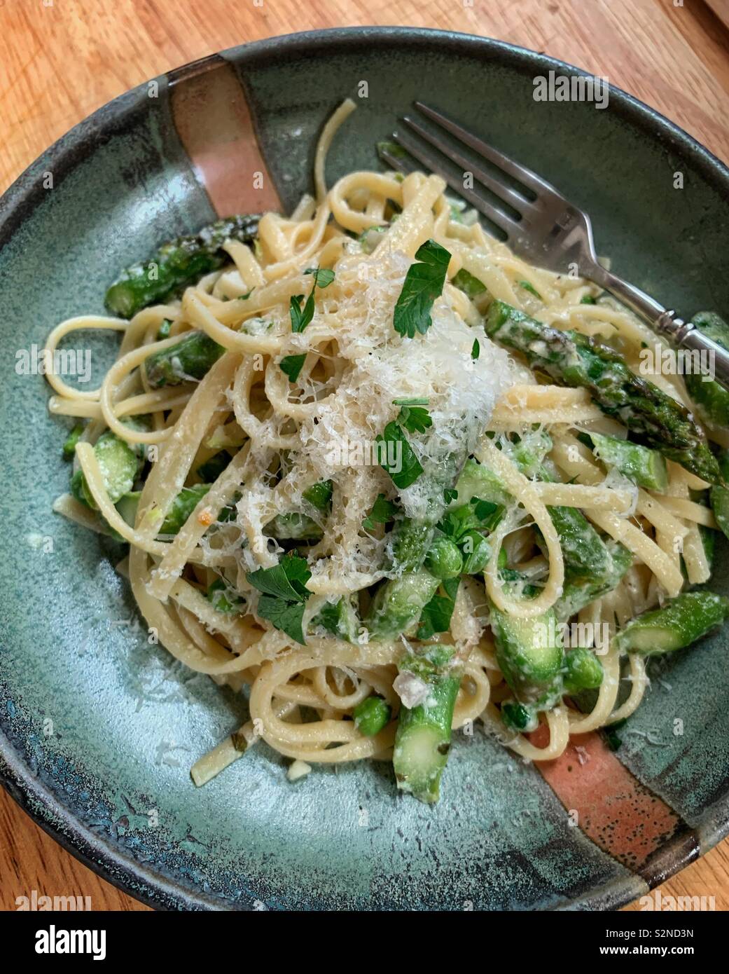 Pâtes Primavera avec fettuccine, yaourt à la Grecque, asperges, petits pois, oignons et parmesan Banque D'Images